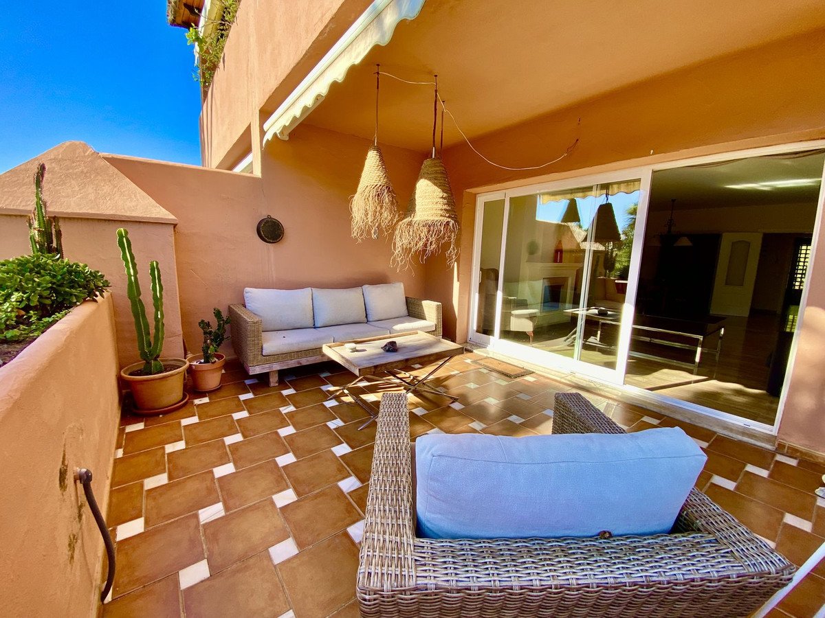 2 Bed Middle Floor Apartment in Guadalmina Baja