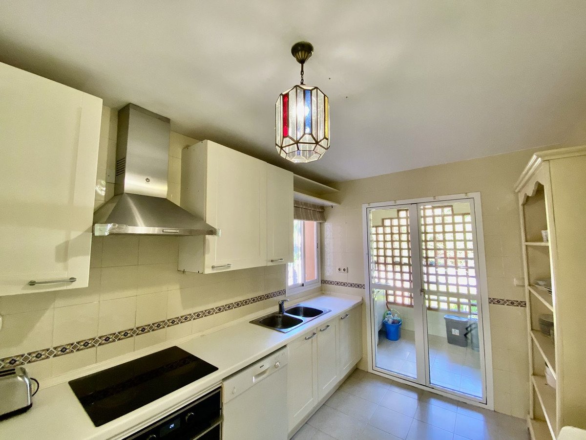 2 Bed Middle Floor Apartment in Guadalmina Baja