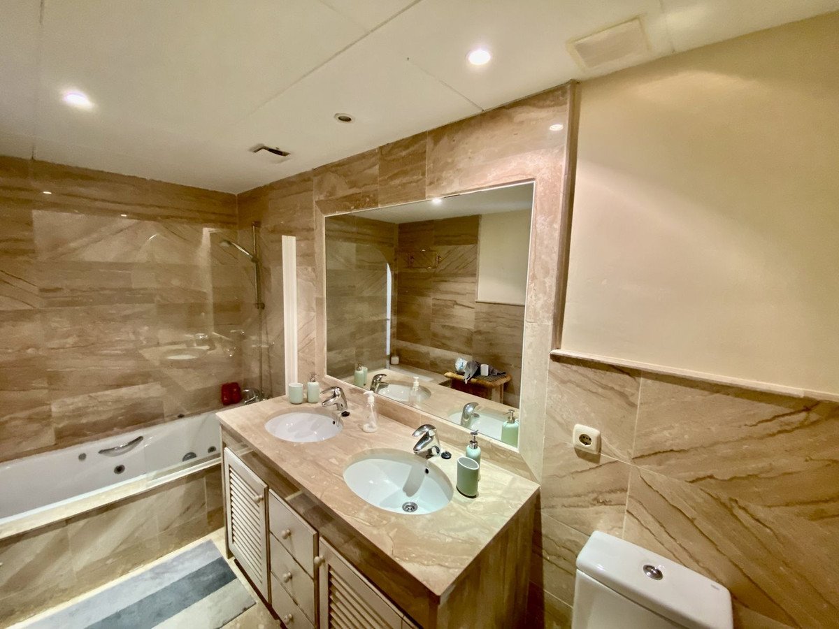 2 Bed Middle Floor Apartment in Guadalmina Baja