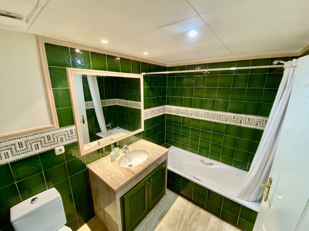 2 Bed Middle Floor Apartment in Guadalmina Baja