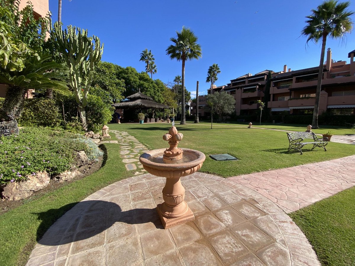 2 Bed Middle Floor Apartment in Guadalmina Baja