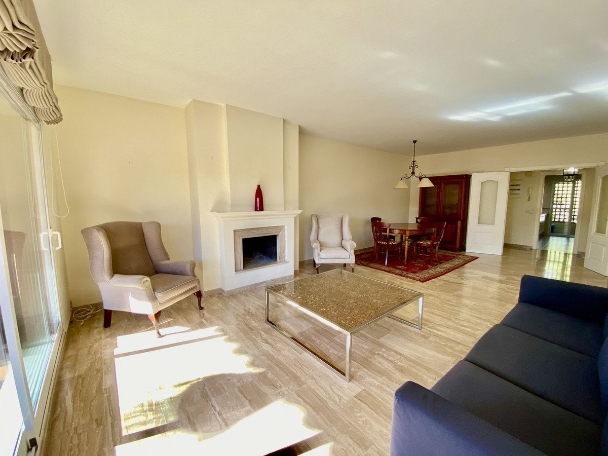 2 Bed Middle Floor Apartment in Guadalmina Baja