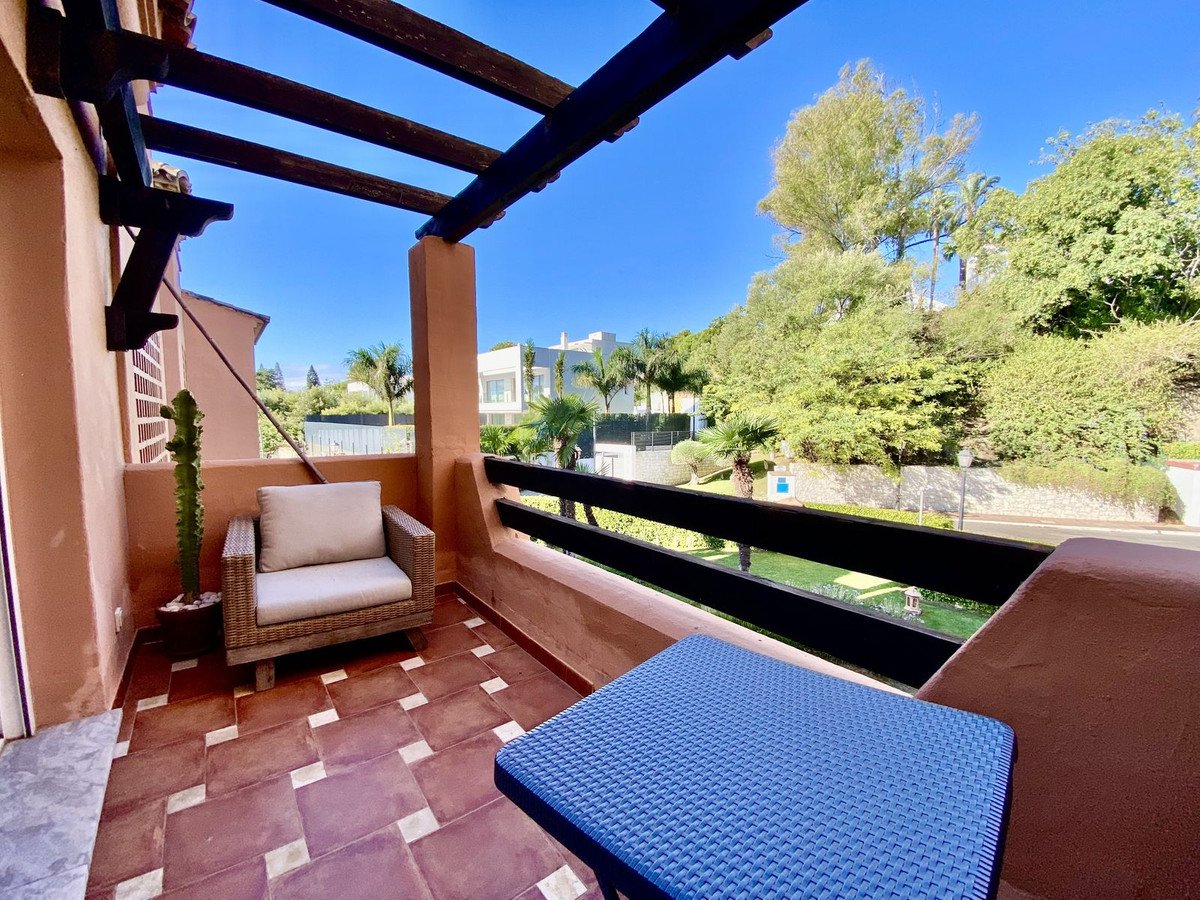 2 Bed Middle Floor Apartment in Guadalmina Baja