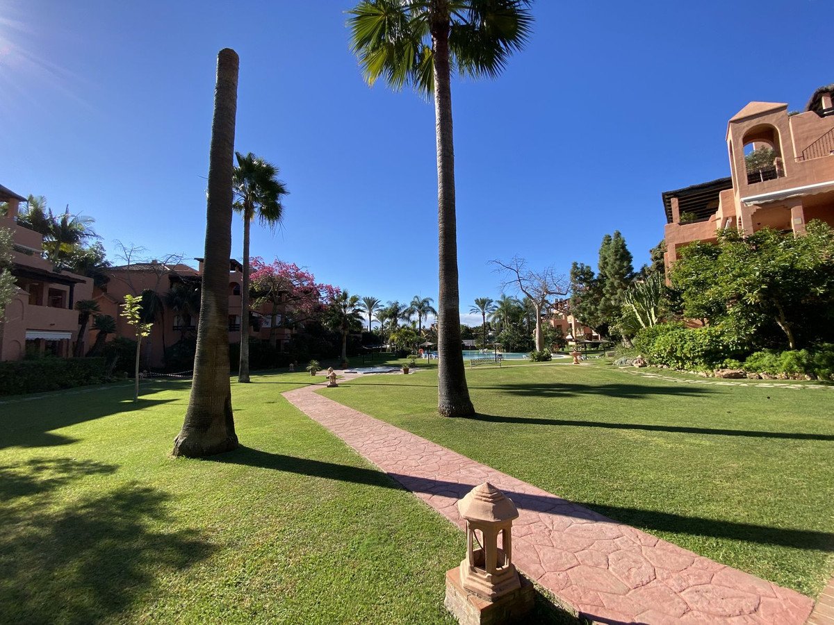 2 Bed Middle Floor Apartment in Guadalmina Baja