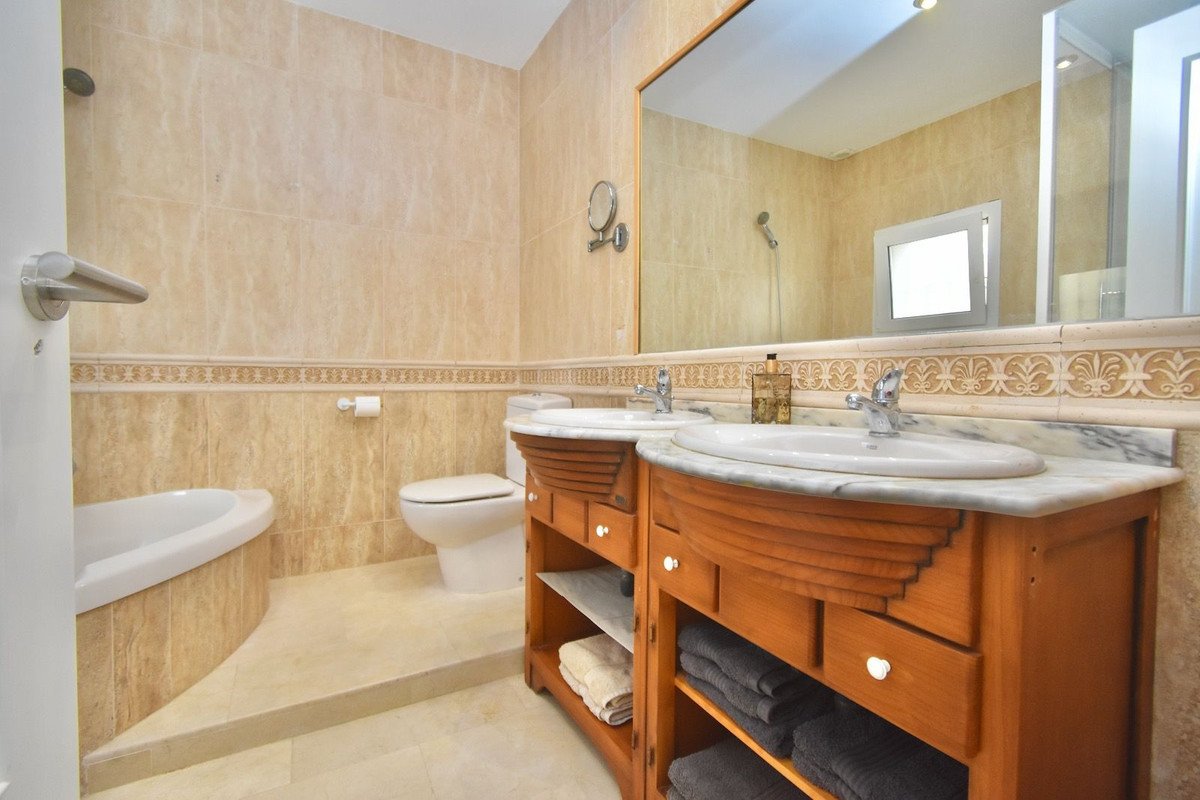 3 Bed Detached Villa in La Duquesa