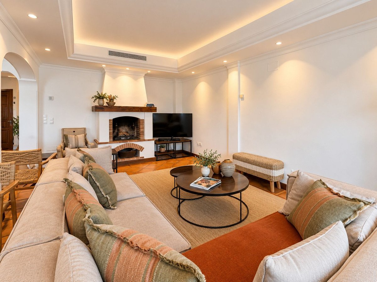 4 Bed Semi-Detached House in Aloha