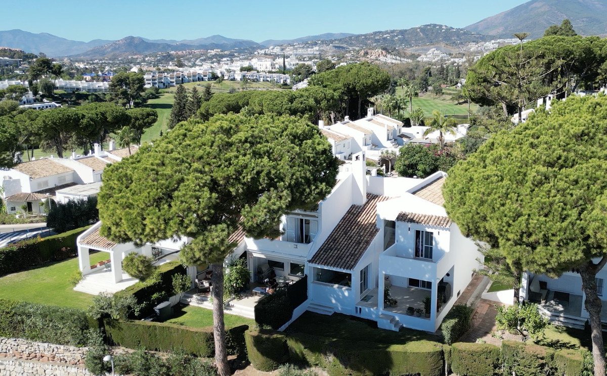 4 Bed Semi-Detached House in Nueva Andalucía