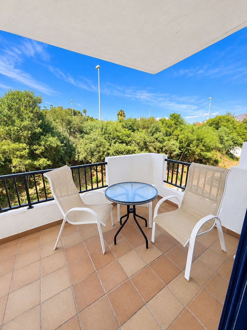 2 Bed Middle Floor Apartment in La Duquesa