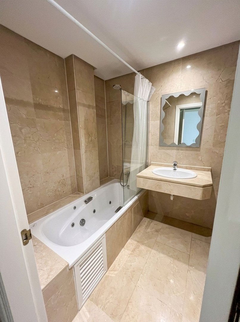 2 Bed Middle Floor Apartment in La Duquesa