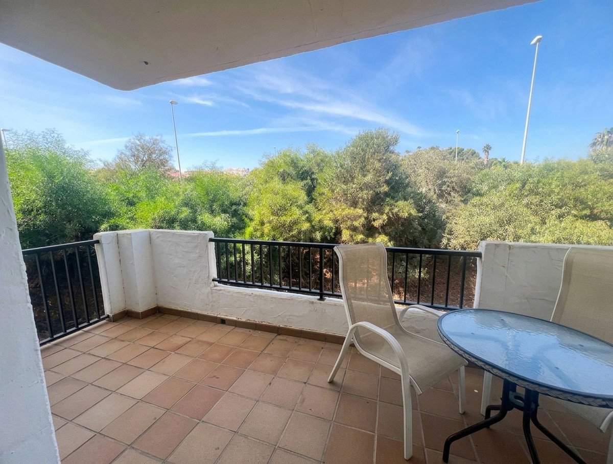 2 Bed Middle Floor Apartment in La Duquesa