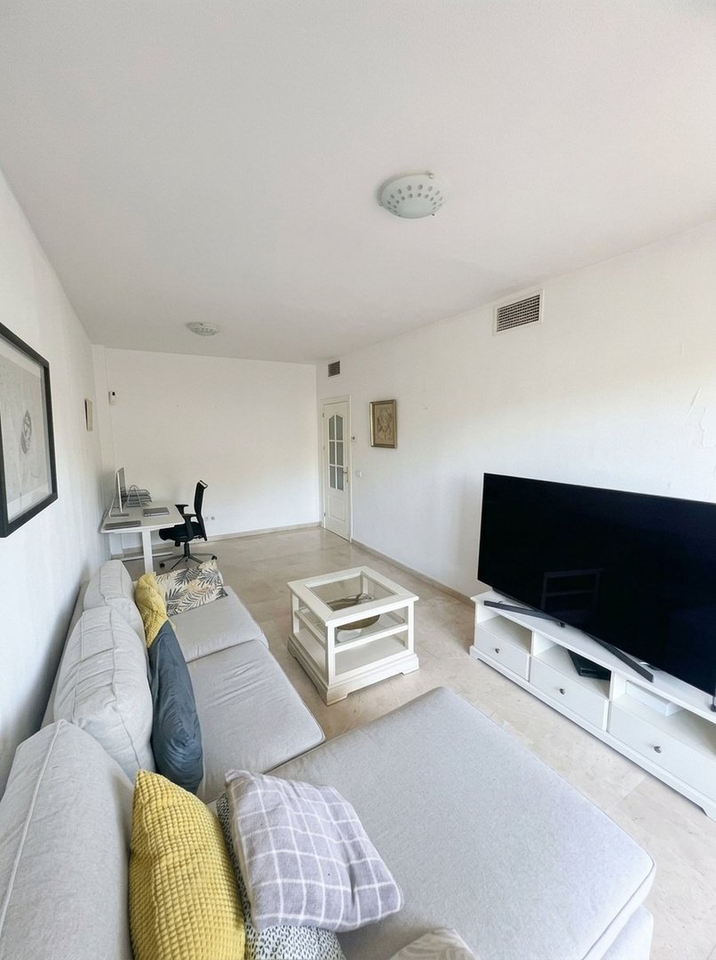 2 Bed Middle Floor Apartment in La Duquesa
