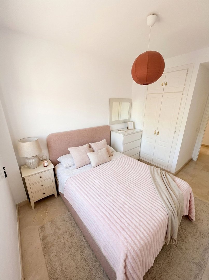 2 Bed Middle Floor Apartment in La Duquesa