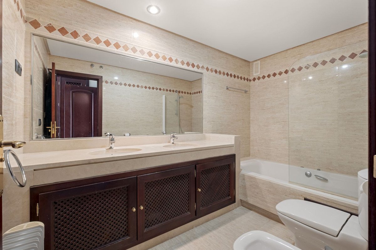 2 Bed Middle Floor Apartment in La Mairena