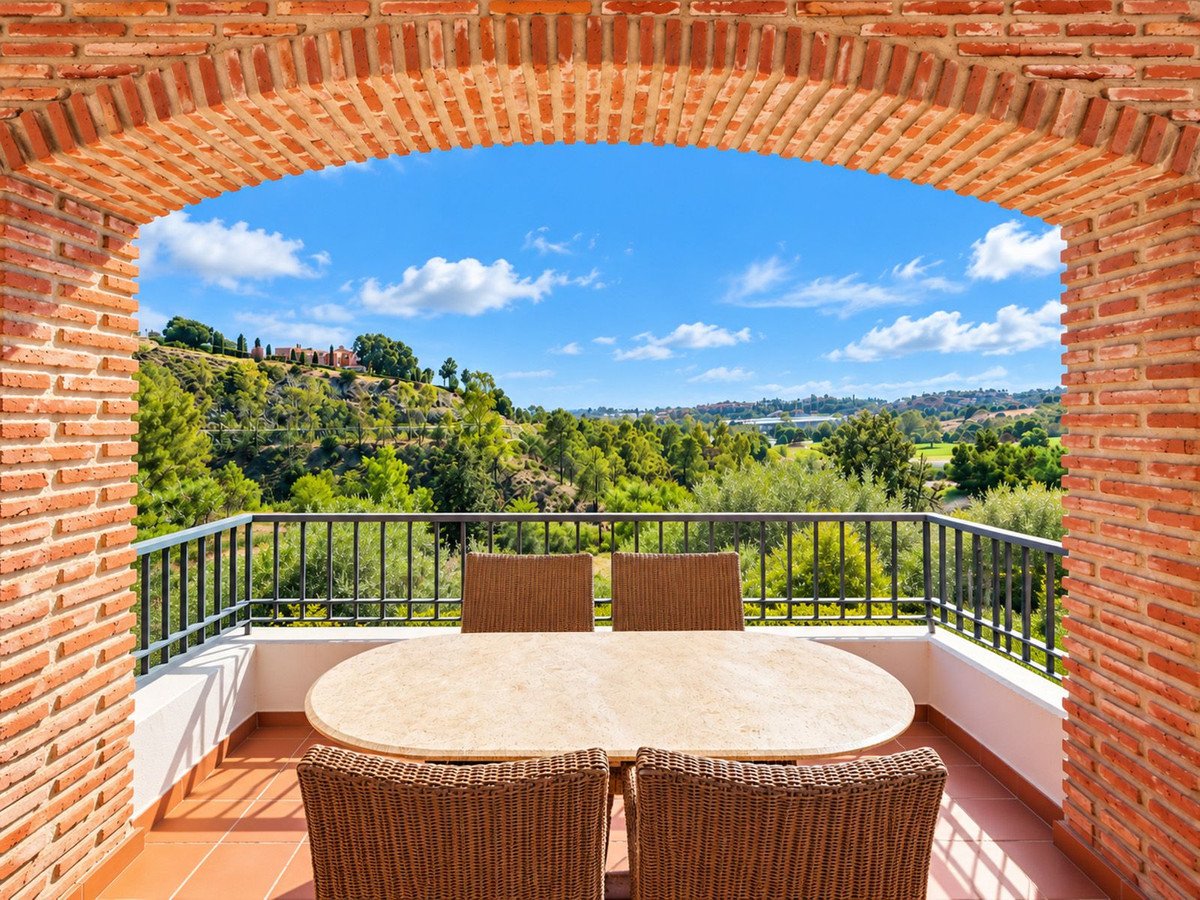 3 Bed Middle Floor Apartment in Benahavís