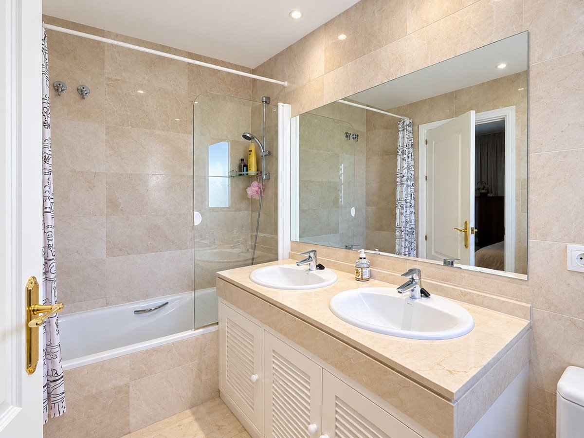 3 Bed Middle Floor Apartment in Benahavís