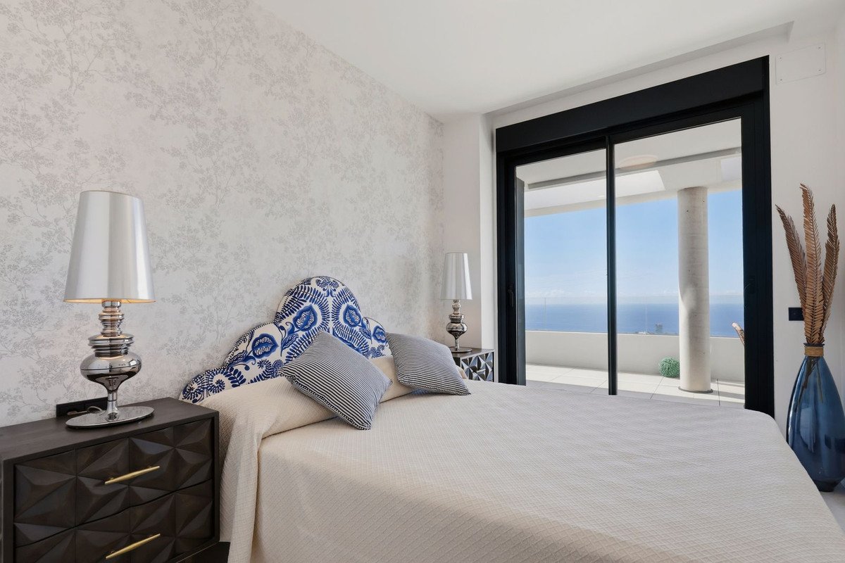 2 Bed Middle Floor Apartment in Marbella