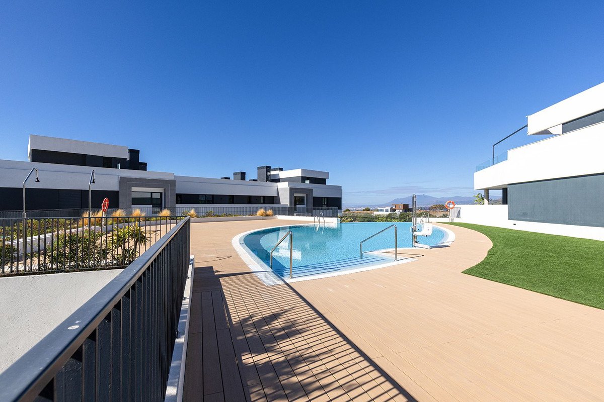 2 Bed Middle Floor Apartment in Marbella
