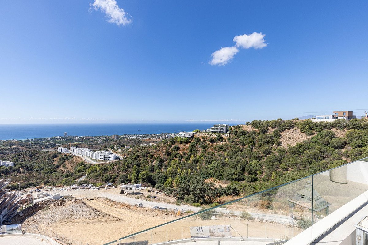 2 Bed Middle Floor Apartment in Marbella