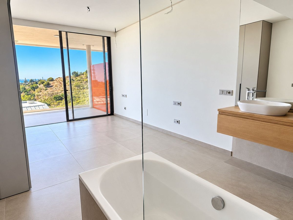 3 Bed Middle Floor Apartment in Fuengirola