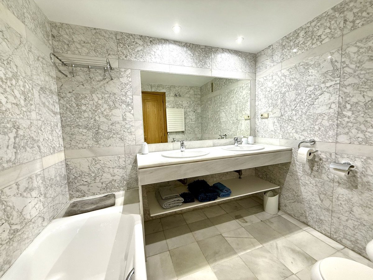 3 Bed Middle Floor Apartment in Puerto Banús