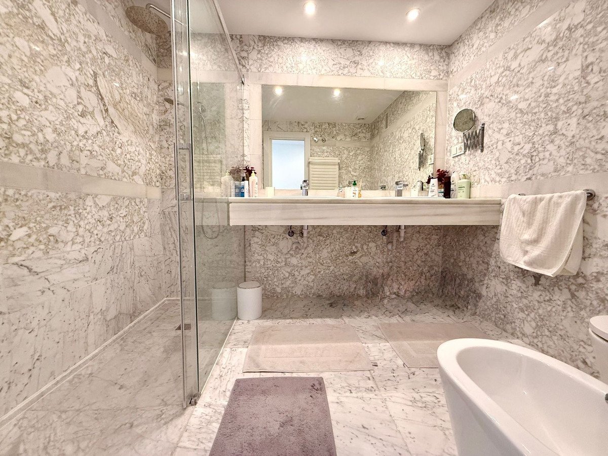 3 Bed Middle Floor Apartment in Puerto Banús