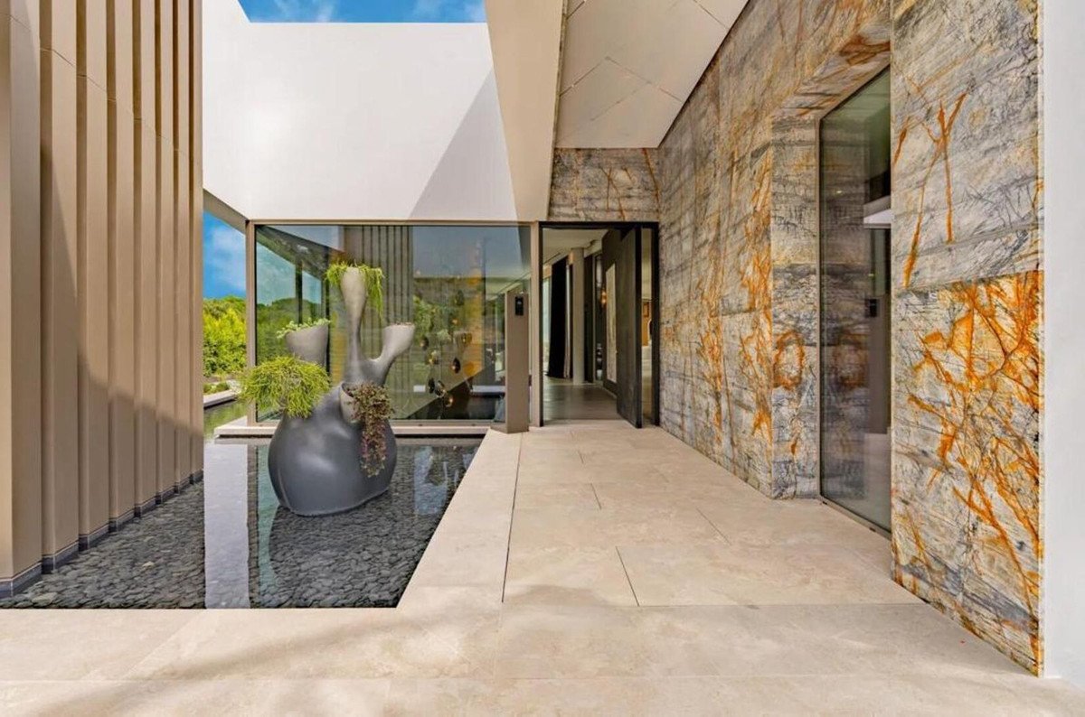 6 Bed Detached Villa in Sotogrande