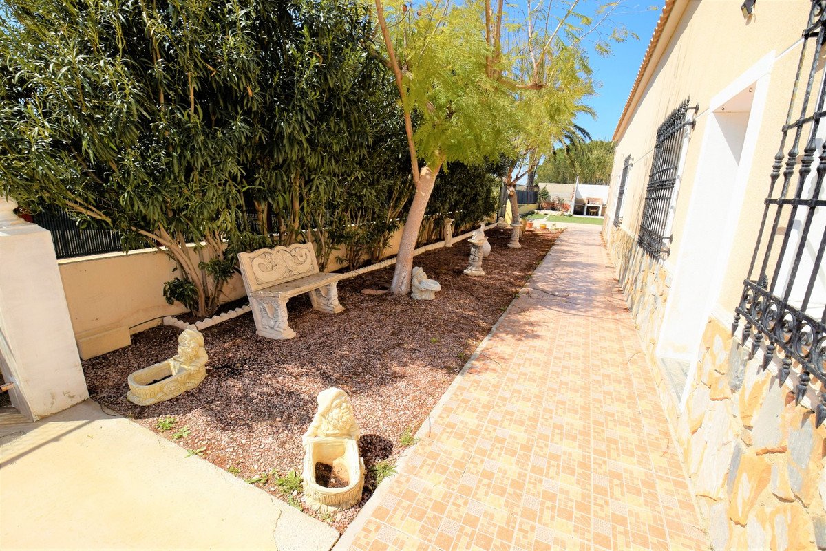 5 Bed Detached Villa in Rojales
