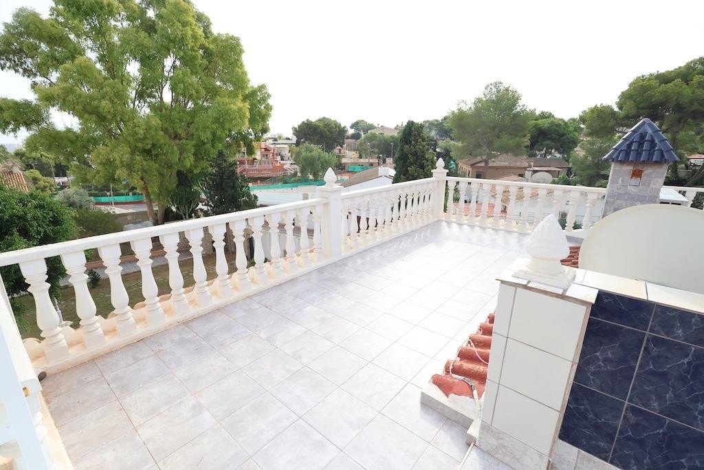 5 Bed Detached Villa in Torrevieja