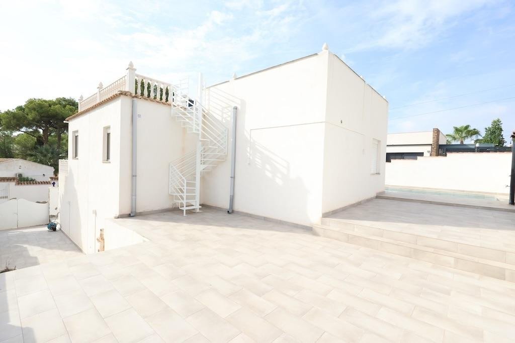 5 Bed Detached Villa in Torrevieja