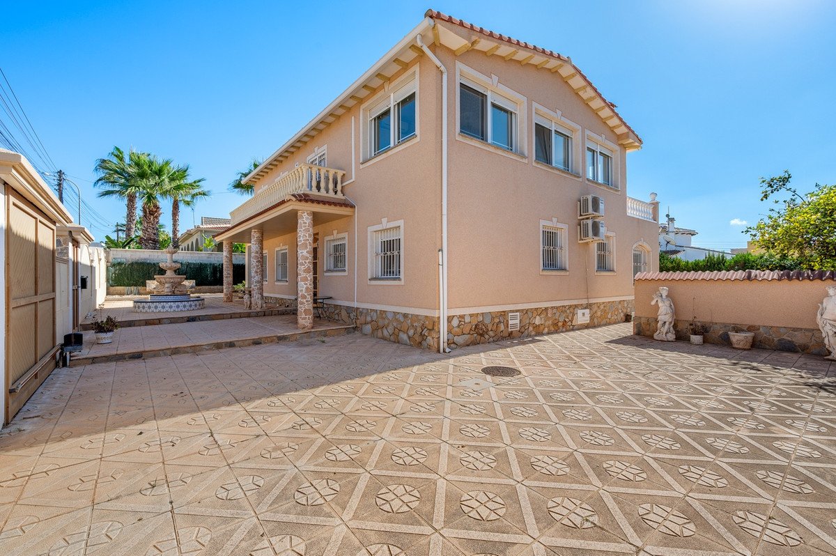 7 Bed Townhouse in Ciudad Quesada