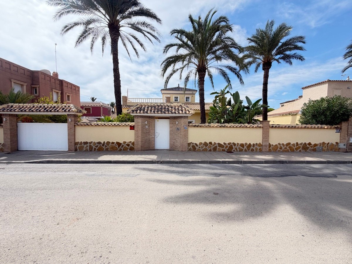 4 Bed Detached Villa in Cabo Roig