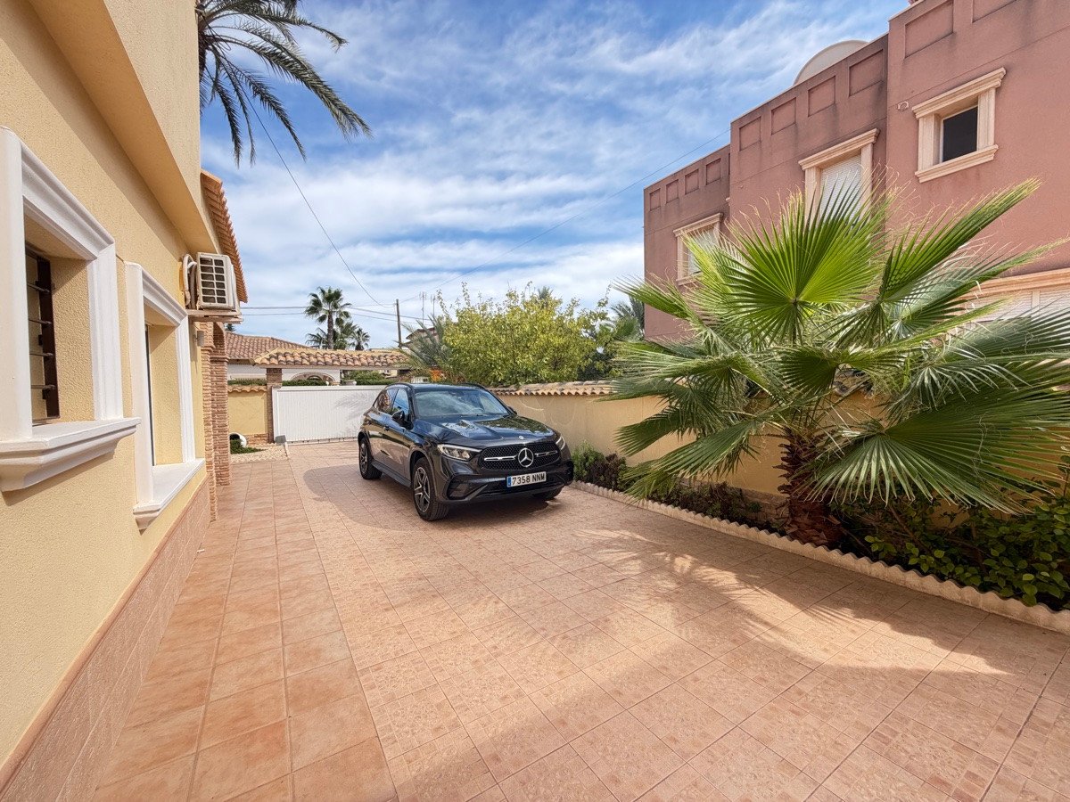 4 Bed Detached Villa in Cabo Roig