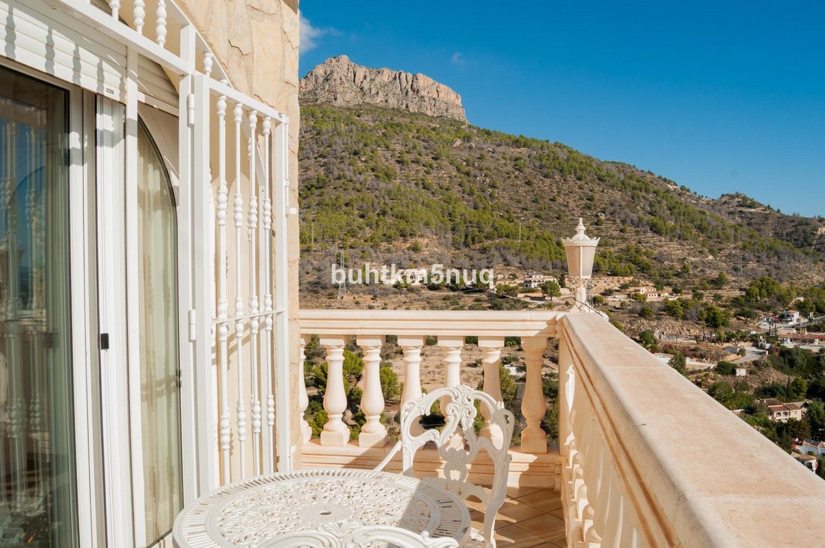 4 Bed Detached Villa in Calpe