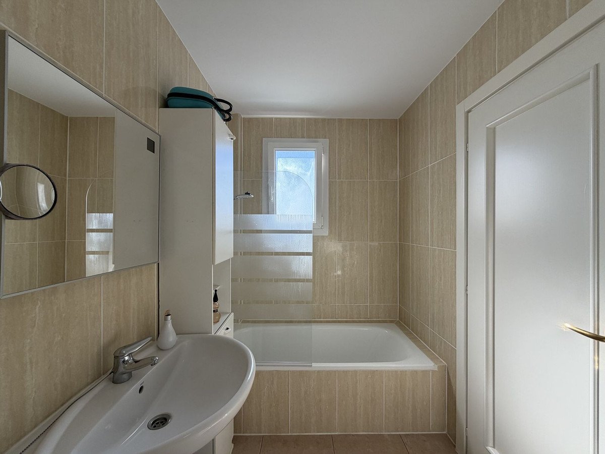 3 Bed Middle Floor Apartment in Manilva