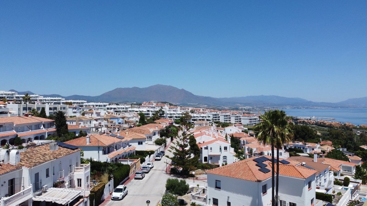 3 Bed Middle Floor Apartment in Manilva