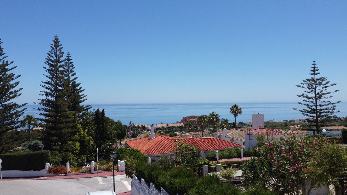 3 Bed Middle Floor Apartment in Manilva