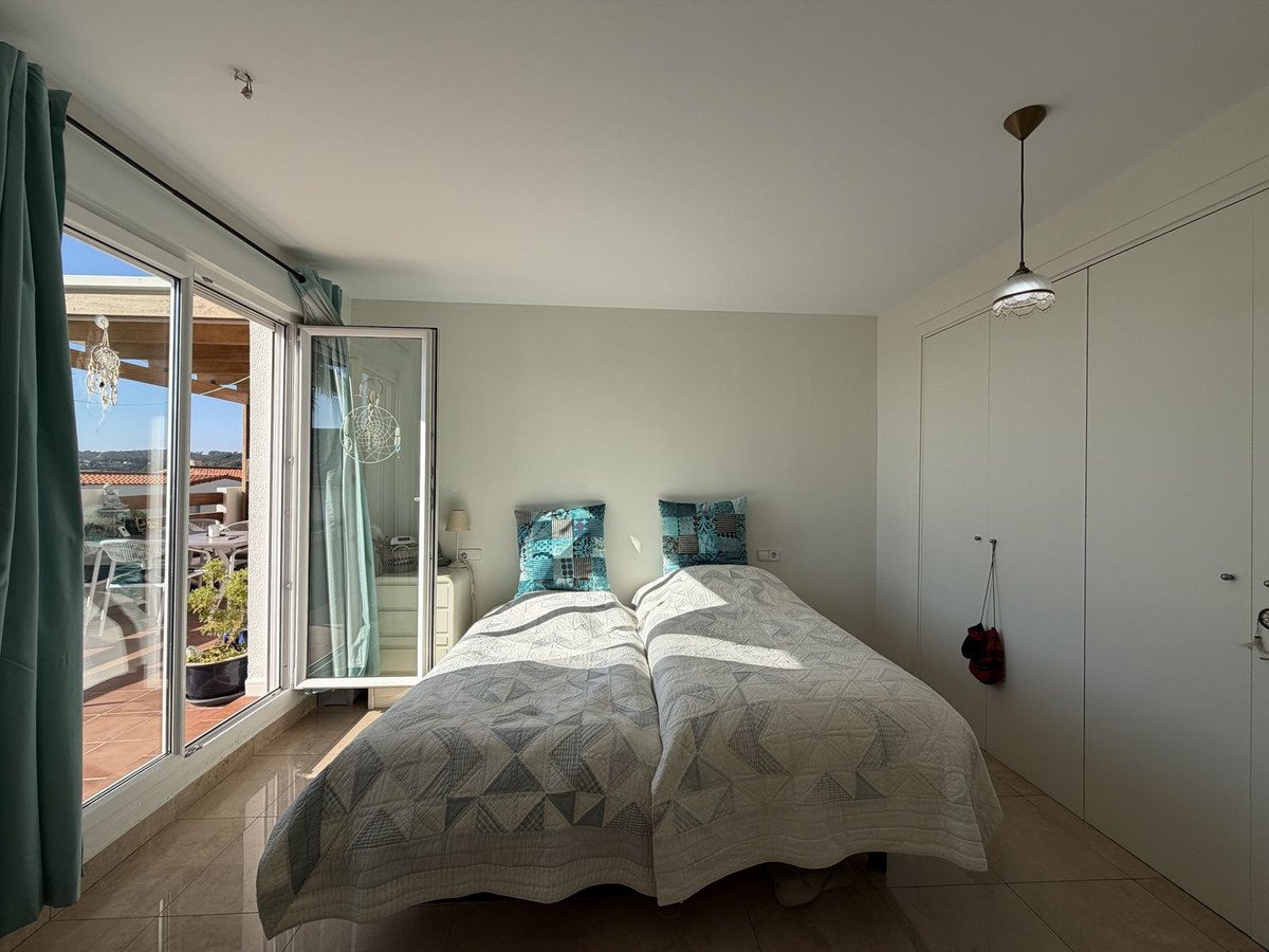 3 Bed Middle Floor Apartment in Manilva