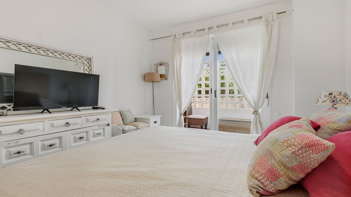 2 Bed Ground Floor Apartment in La Duquesa