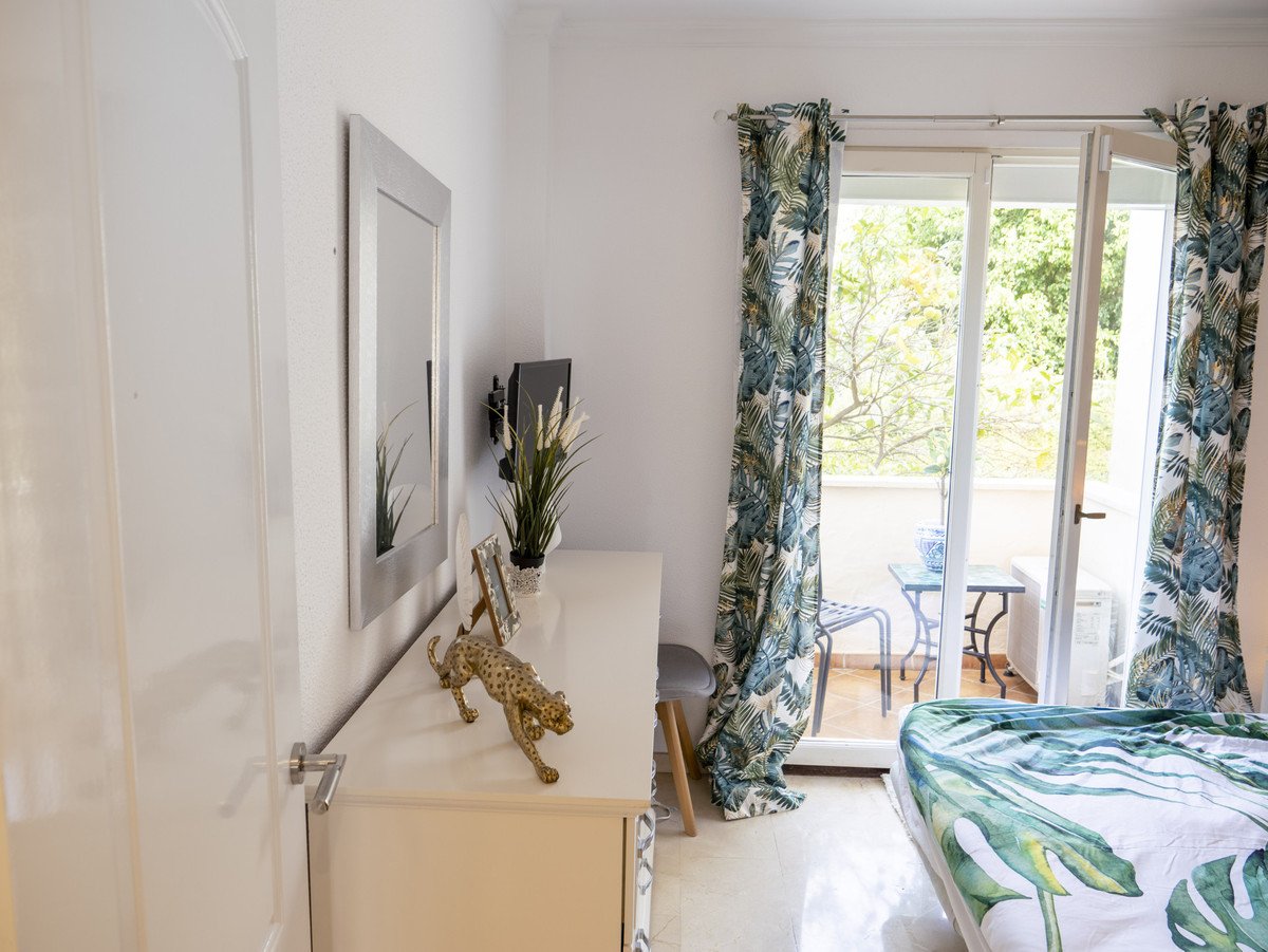 2 Bed Middle Floor Apartment in Estepona