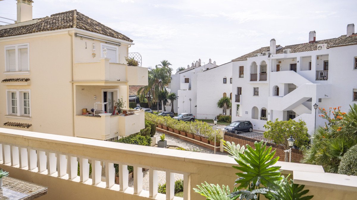 2 Bed Middle Floor Apartment in Estepona