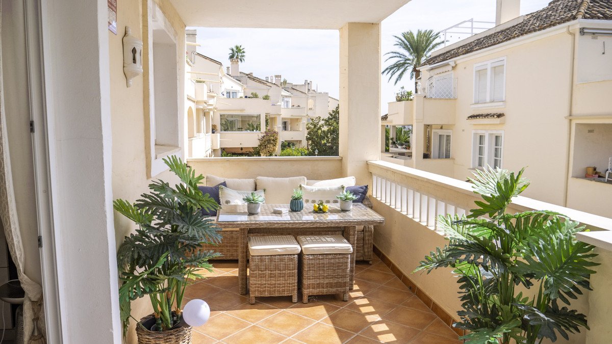2 Bed Middle Floor Apartment in Estepona