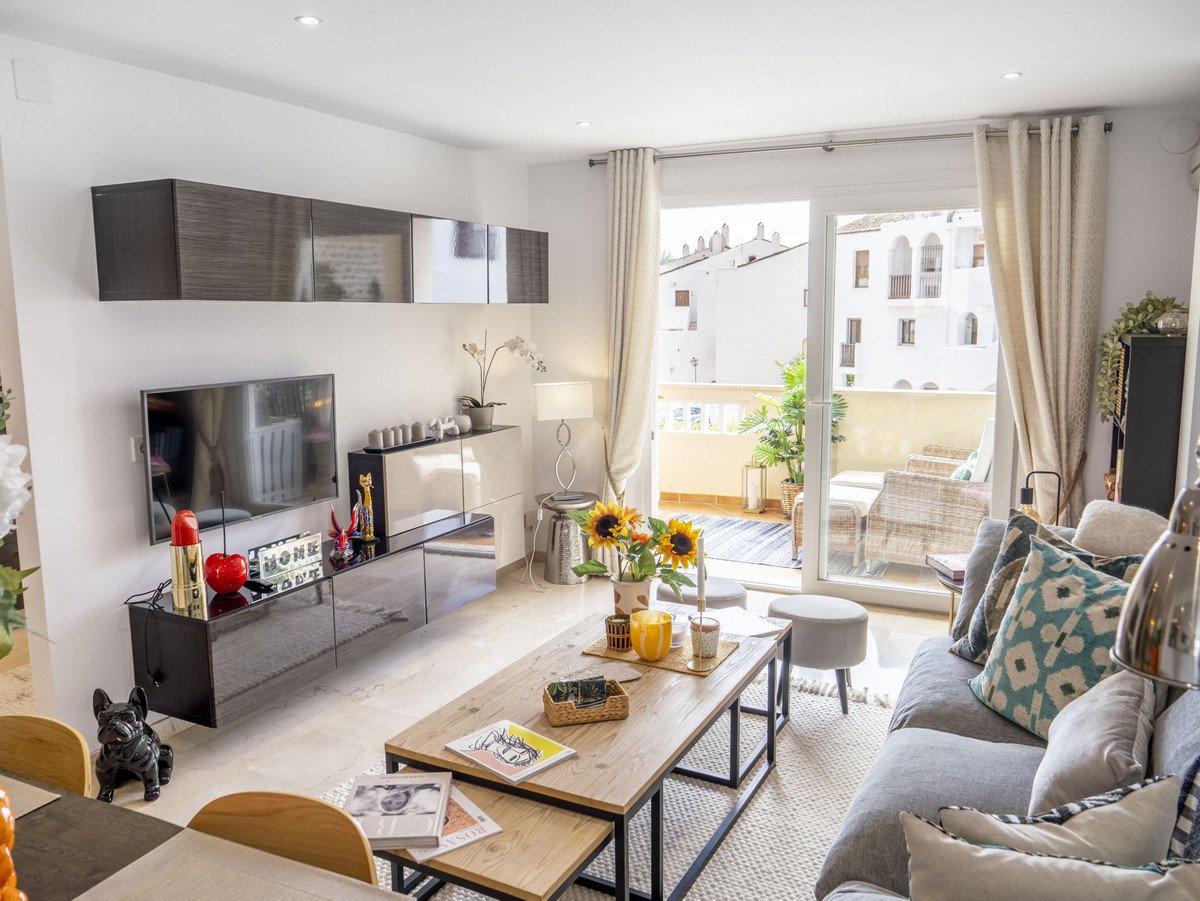 2 Bed Middle Floor Apartment in Estepona
