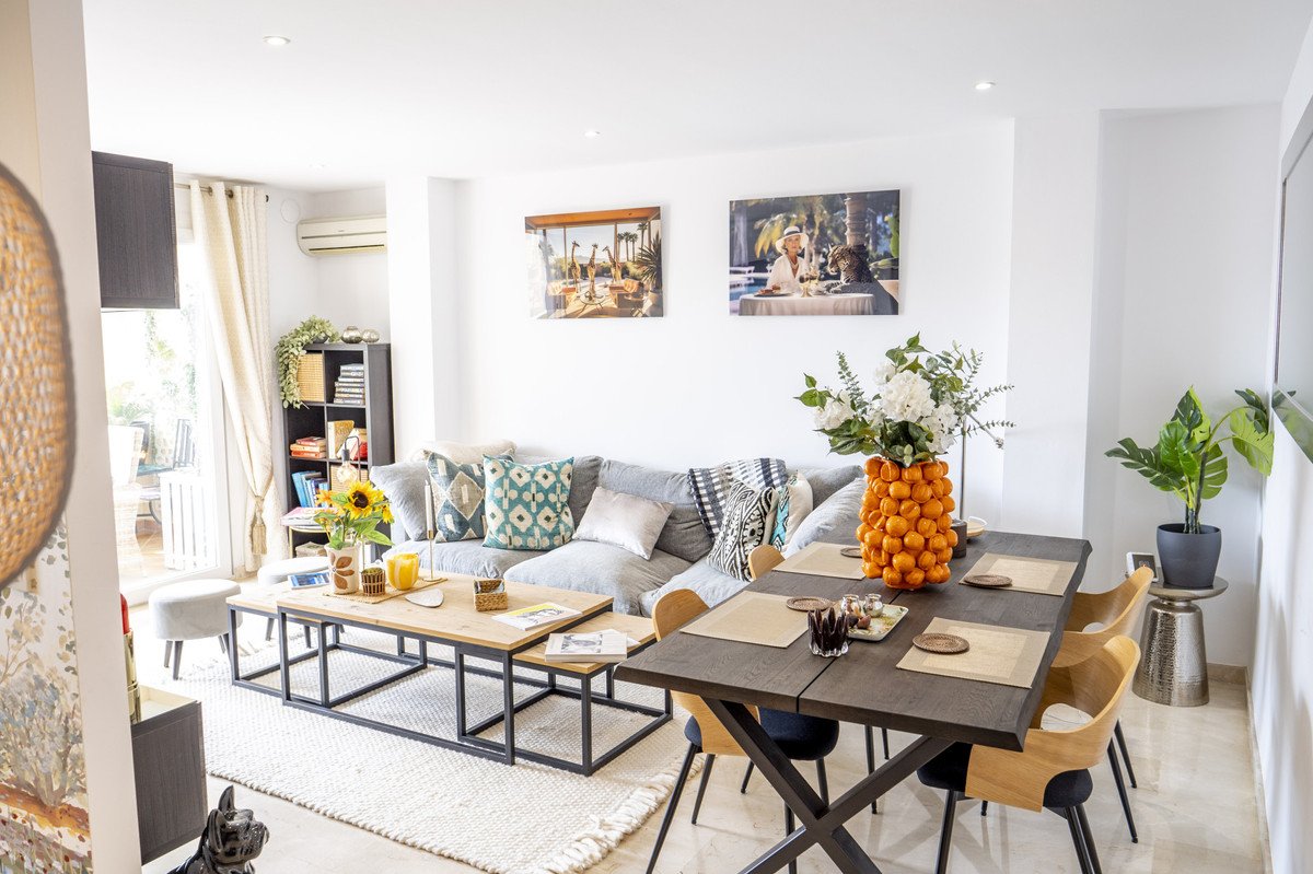 2 Bed Middle Floor Apartment in Estepona