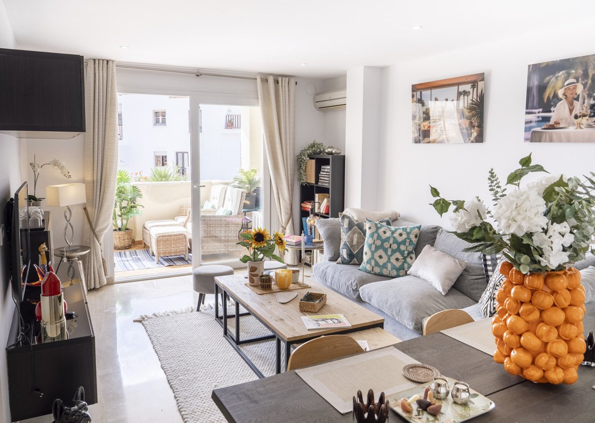 2 Bed Middle Floor Apartment in Estepona