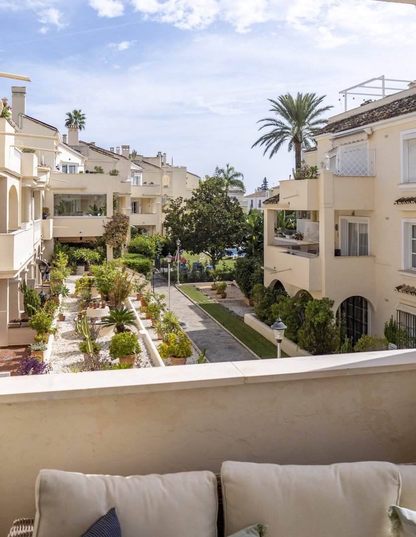 2 Bed Middle Floor Apartment in Estepona