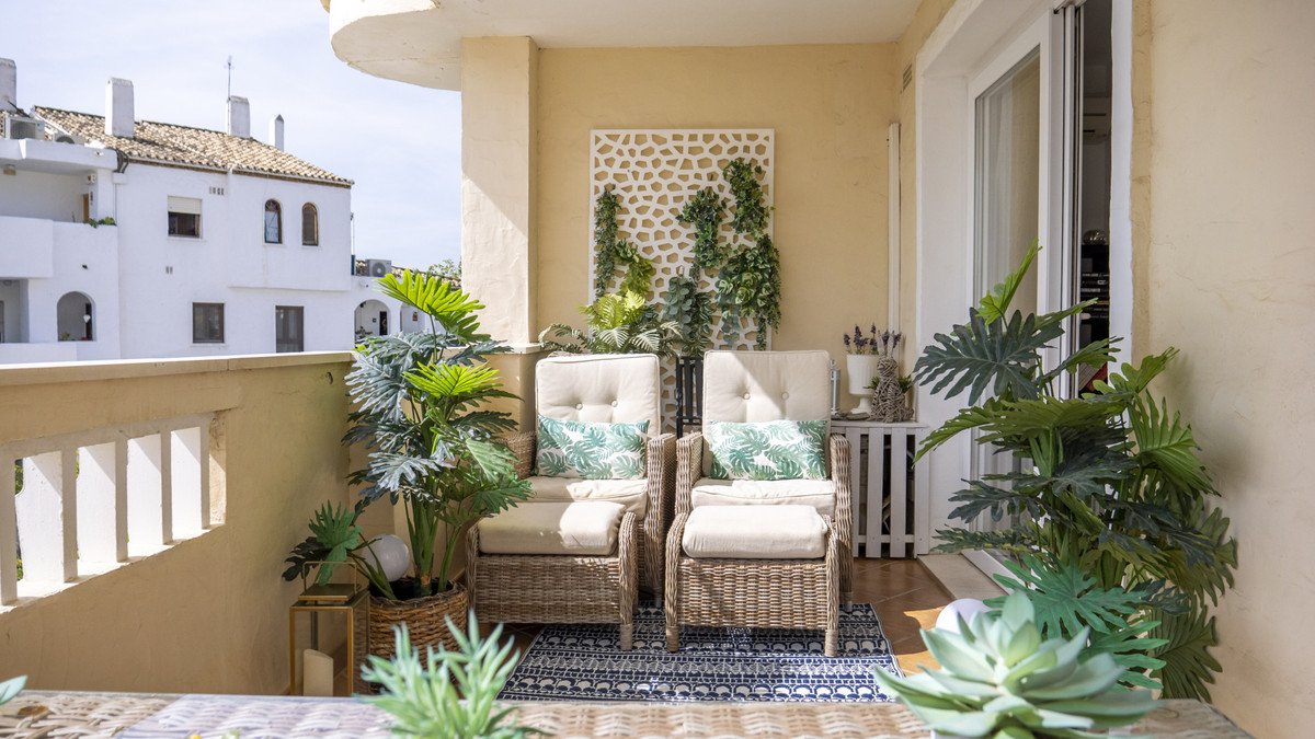 2 Bed Middle Floor Apartment in Estepona