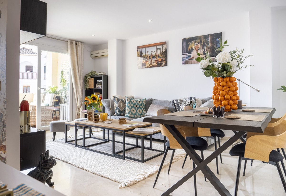 2 Bed Middle Floor Apartment in Estepona