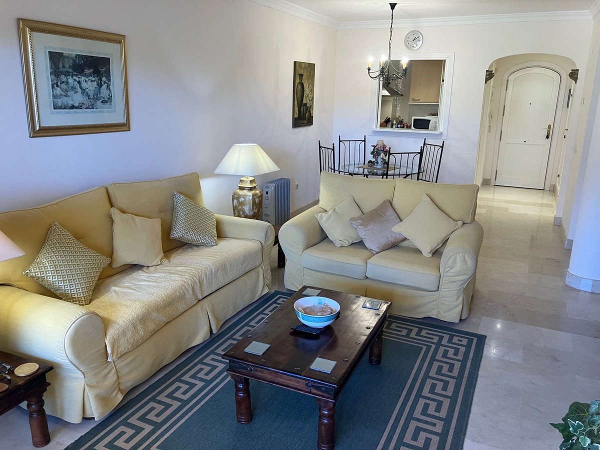 2 Bed Middle Floor Apartment in Elviria