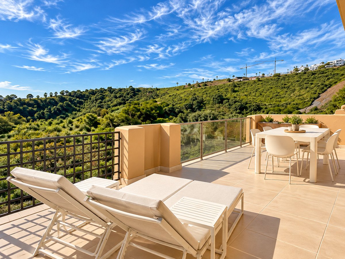 2 Bed Middle Floor Apartment in Estepona