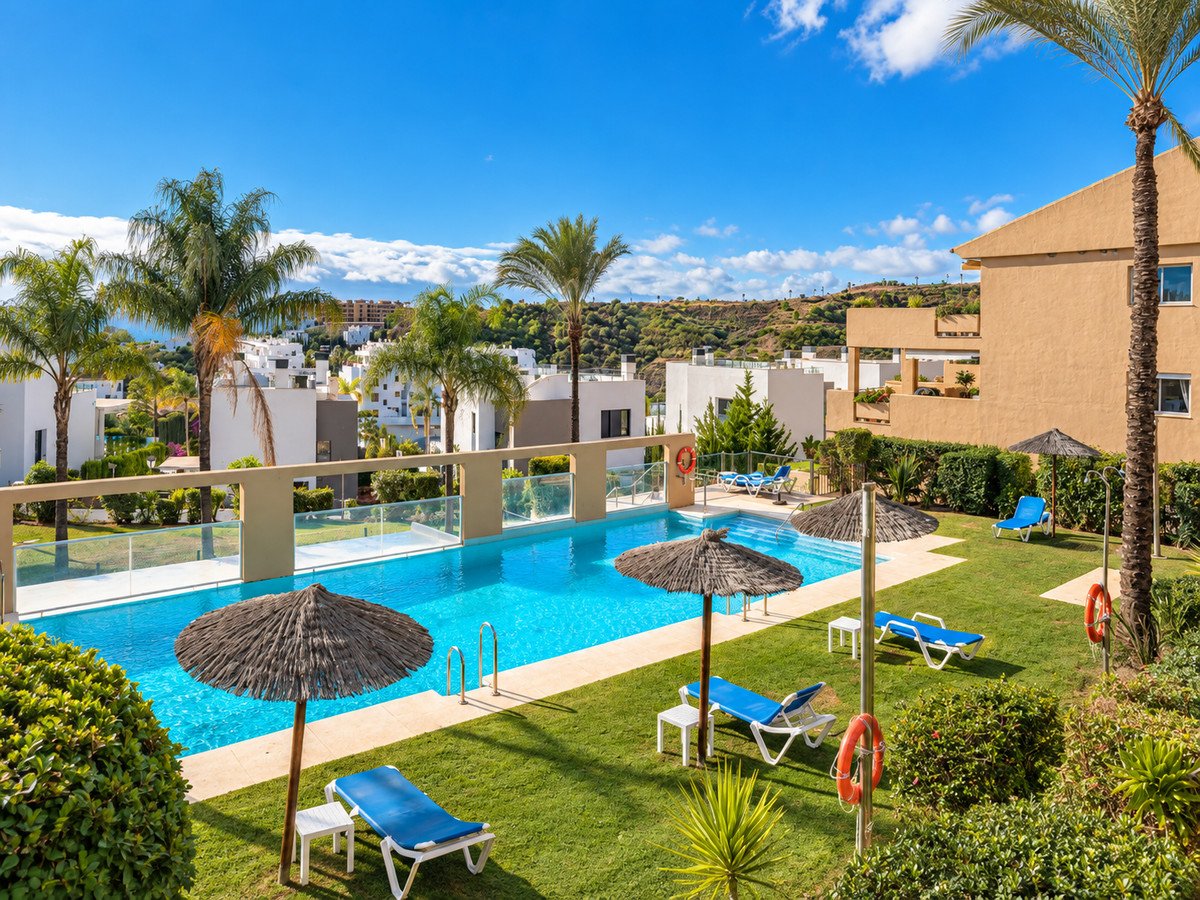 2 Bed Middle Floor Apartment in Estepona